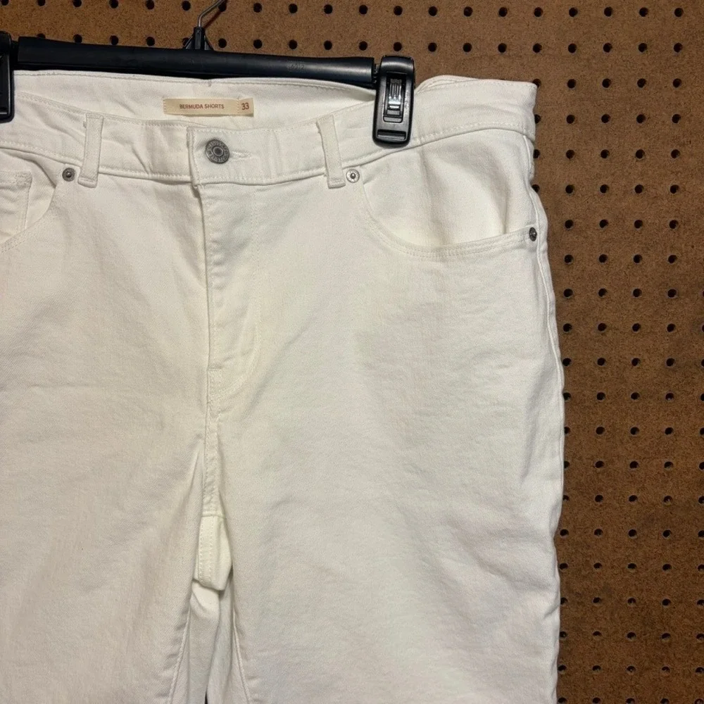 Levi's Bermuda Shorts 33 White Stretch Denim Knee Length Mid Rise Modest Western